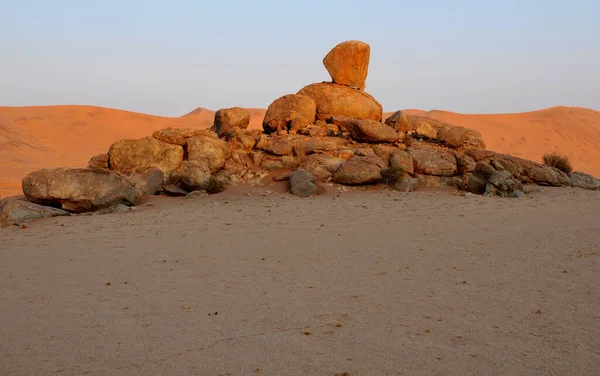 纳米比亚沙漠中部被称为布希曼岩石的天然岩石艺术品 — 图库照片