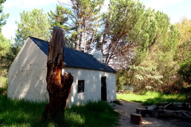 Patikanın sonundaki dağ yürüyüşçülerinin kulübesi.