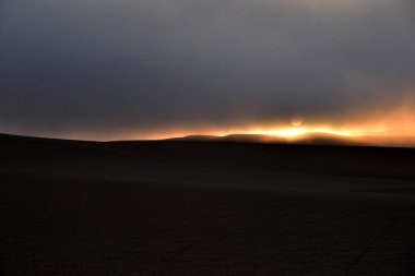 Namib 'deki Atlantik Okyanusu' nun üzerindeki batan güneş yoğun bir buharlaşmaya neden olur.