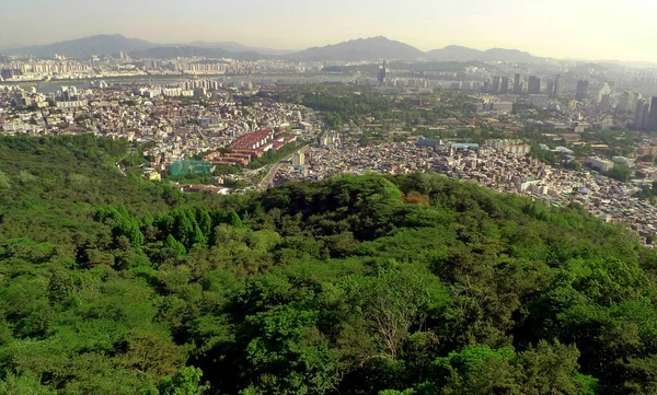 ソウルのサラクソン国立公園からの眺め1000万人の都市 — ストック写真