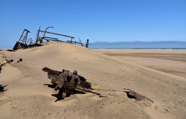 Bir gemi enkazı Namib Çölü 'nde paslanırken kumlar da onu kaplıyor.