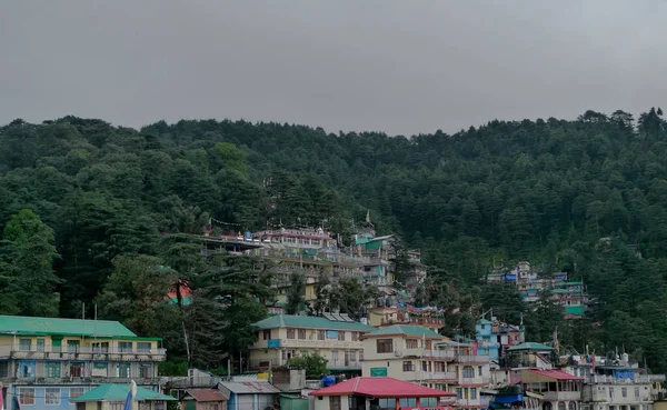 Mcleod Ganj在印度喜马拉雅山山脚下的景色 — 图库照片