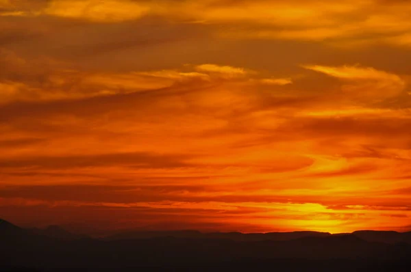 Felhők Napnyugtakor Égő Narancssárgává Változnak Addo Elefánt Parkban Dél Afrika — Stock Fotó