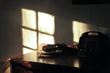 Gümüş bir kâse üzerinde soyut bir hayat ve yansıtan güneş etkisine sahip eski bir radyo.