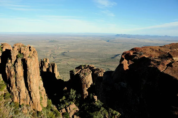 Uma Vista Infinita Para Karoo Sobre Formações Rochosas Vale Desolação Fotografias De Stock Royalty-Free