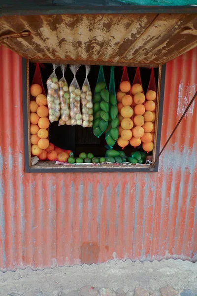 Eski bir sebze tezgahı ama Afrika 'da bir yerlerde taze sebzeler var.