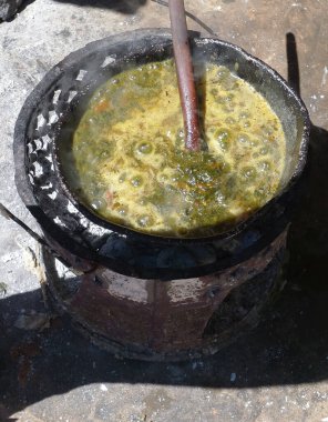 Mutete, limon suyu, bir tutam sirke, biraz tuz ve biberle demlenmiş bir Zambiya tabağı.