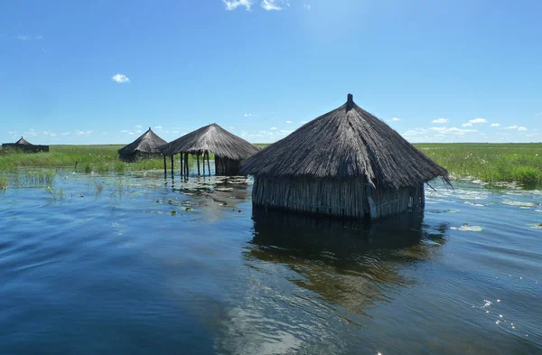 Zambiya 'da yükselen Barotse sel ovası tarafından yok edilen bir köy.