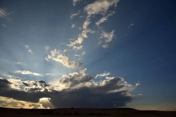 오후의 태양이 구름에 구멍을 빛나는 초현실적 마법적 — 스톡 사진