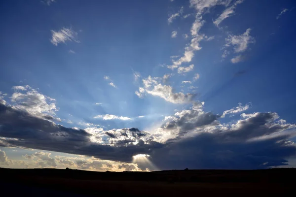 Varázslatos Pillanat Ahogy Késő Délutáni Nap Átsüt Egy Lyukon Felhőkben — Stock Fotó