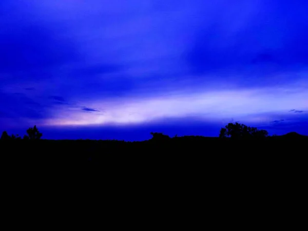 Beau Paysage Montagne Ciel Bleu Foncé Pendant Soirée — Photo