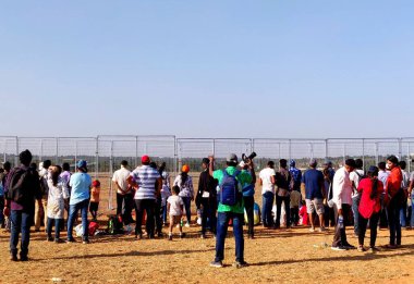 Hevesli ve heyecanlı kalabalık bir hava gösterisine bakıyor.