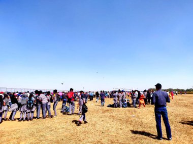 Hevesli ve heyecanlı kalabalık bir hava gösterisine bakıyor.