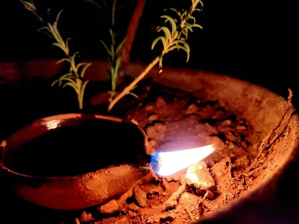 一个明亮的印度Diya照明在一个由泥土泥浆构成的多风的环境 — 图库照片