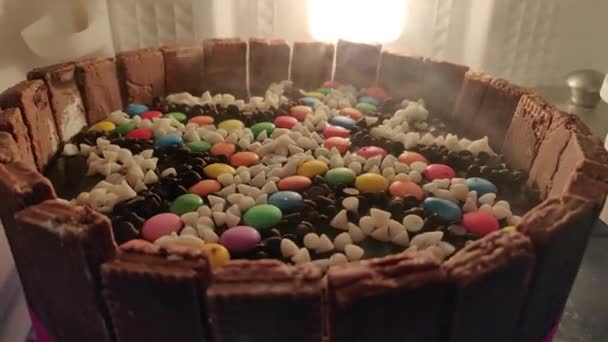 Hermosa Torta Hecha Múltiples Chocolates Colores — Vídeos de Stock