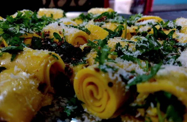 Patuli, Dahivadi veya Suralichi Vadi olarak da bilinen Khandvi, Hindistan 'ın Gujarati mutfağında olduğu kadar Maharashtrian mutfağında da lezzetli bir atıştırmalıktır..