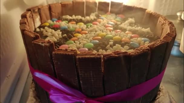 複数のカラフルなチョコレートのために作られた美しいケーキ — ストック動画
