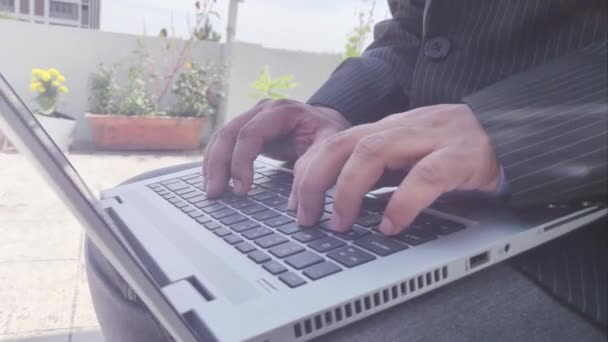 Egy Üzletember Aki Egy Laptop Billentyűzetén Gépel Blézerben — Stock videók