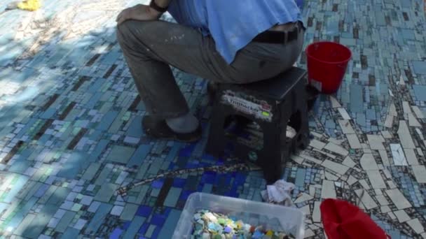 Bir Restoratör Park Yollarındaki Mozaikleri Restore Eder — Stok video