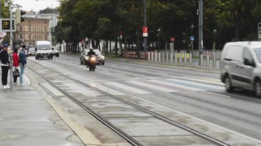 Şehir sokağı. Bulutlu yağmurlu gün
