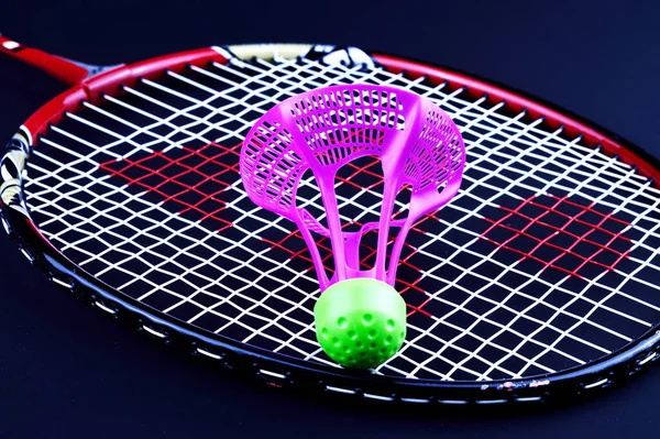 Bir Leylak Badminton Mekik Horozu Rakette — Stok fotoğraf