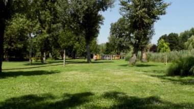 Çocuk demiryolu treni parkta..
