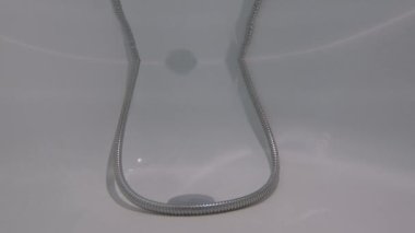 Taraklar küvete düşer.