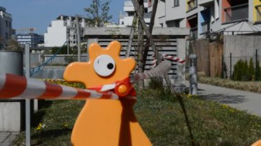 Coronavirus. Çocuk arabasındaki polis bandı.