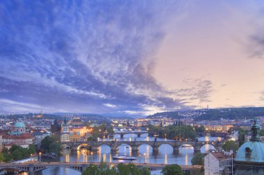Güzel manzara Charles Köprüsü, eski şehir ve eski şehir Kulesi Charles Köprüsü, Çek Cumhuriyeti