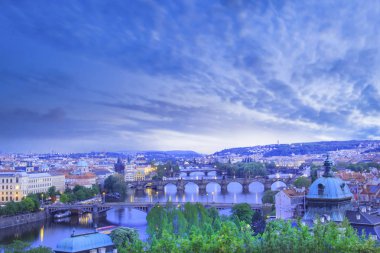 Güzel manzara Charles Köprüsü, eski şehir ve eski şehir Kulesi Charles Köprüsü, Çek Cumhuriyeti