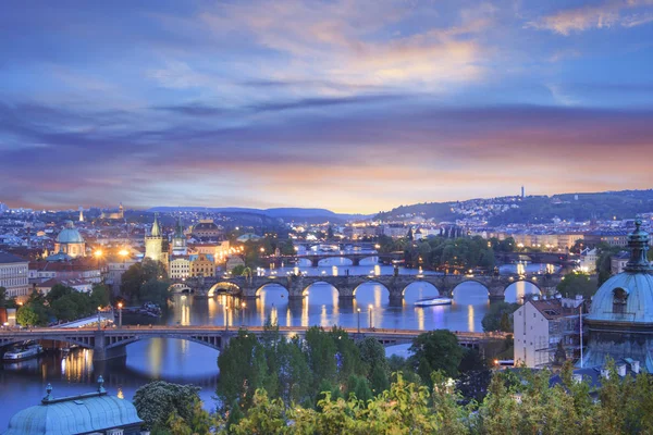 Güzel manzara Charles Köprüsü, eski şehir ve eski şehir Kulesi Charles Köprüsü, Çek Cumhuriyeti