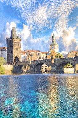 Güzel manzara Charles Köprüsü, eski şehir ve eski şehir Kulesi Charles Köprüsü, Çek Cumhuriyeti
