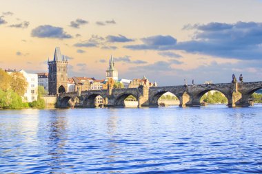 Güzel manzara Charles Köprüsü, eski şehir ve eski şehir Kulesi Charles Köprüsü, Çek Cumhuriyeti