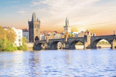 Güzel manzara Charles Köprüsü, eski şehir ve eski şehir Kulesi Charles Köprüsü, Çek Cumhuriyeti