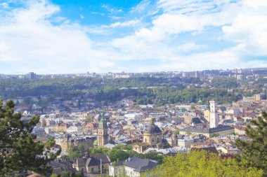 Dominik Katedrali, varsayım kilise ve tarihi merkezi Lviv, Ukrayna, güneşli bir günde güzel manzara