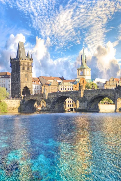 Güzel manzara Charles Köprüsü, eski şehir ve eski şehir Kulesi Charles Köprüsü, Çek Cumhuriyeti