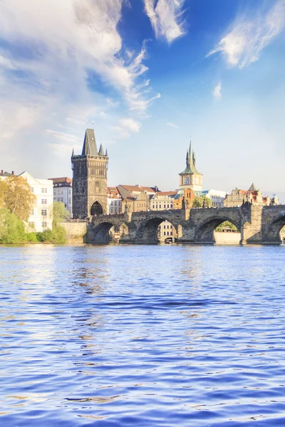 Güzel manzara Charles Köprüsü, eski şehir ve eski şehir Kulesi Charles Köprüsü, Çek Cumhuriyeti