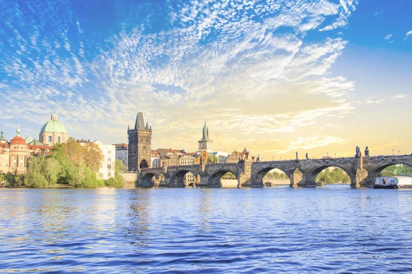 Güzel manzara Charles Köprüsü, eski şehir ve eski şehir Kulesi Charles Köprüsü, Çek Cumhuriyeti