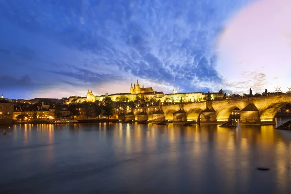 Prag Çek Cumhuriyeti Için Vltava Kıyısındaki Vitus Katedrali Charles Köprüsü — Stok fotoğraf