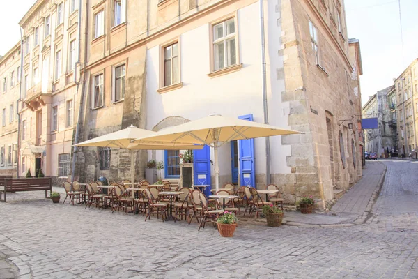 ウクライナ リヴィウ通りでストリート カフェの美しいデザイン — ストック写真