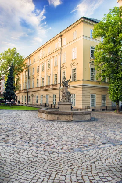 Anıtın sokaklarda Lviv, Ukrayna'nın güzel manzarasına