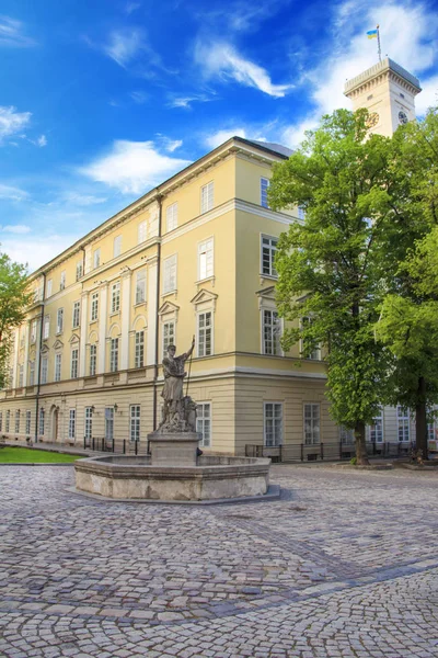 Anıtın sokaklarda Lviv, Ukrayna'nın güzel manzarasına