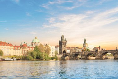 Güzel manzara Charles Köprüsü, eski şehir ve eski şehir Kulesi Charles Köprüsü, Çek Cumhuriyeti