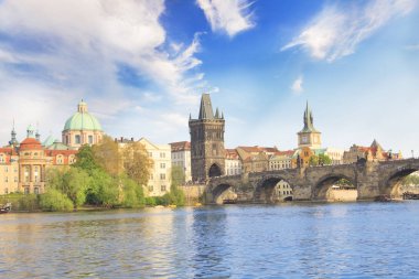 Güzel manzara Charles Köprüsü, eski şehir ve eski şehir Kulesi Charles Köprüsü, Çek Cumhuriyeti