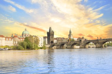 Güzel manzara Charles Köprüsü, eski şehir ve eski şehir Kulesi Charles Köprüsü, Çek Cumhuriyeti
