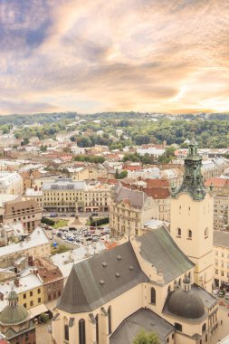 Güzel manzarasına Town Hall Tower, Adam Mickiewicz Meydanı ve tarihi merkezi Lviv, Ukrayna