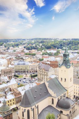 Güzel manzarasına Town Hall Tower, Adam Mickiewicz Meydanı ve tarihi merkezi Lviv, Ukrayna