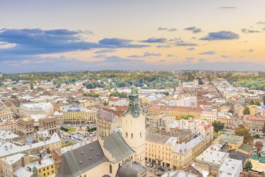 Güzel manzarasına Town Hall Tower, Adam Mickiewicz Meydanı ve tarihi merkezi Lviv, Ukrayna