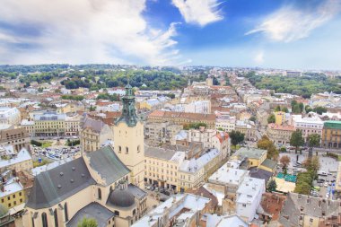 Güzel manzarasına Town Hall Tower, Adam Mickiewicz Meydanı ve tarihi merkezi Lviv, Ukrayna