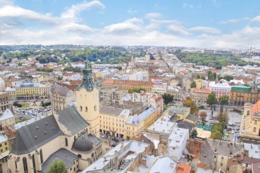Güzel manzarasına Town Hall Tower, Adam Mickiewicz Meydanı ve tarihi merkezi Lviv, Ukrayna